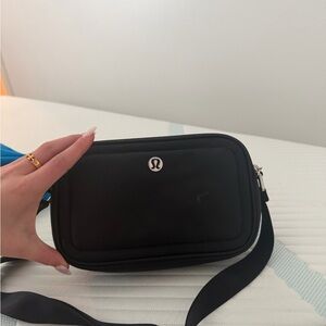 lululemon crossbody bag 2L